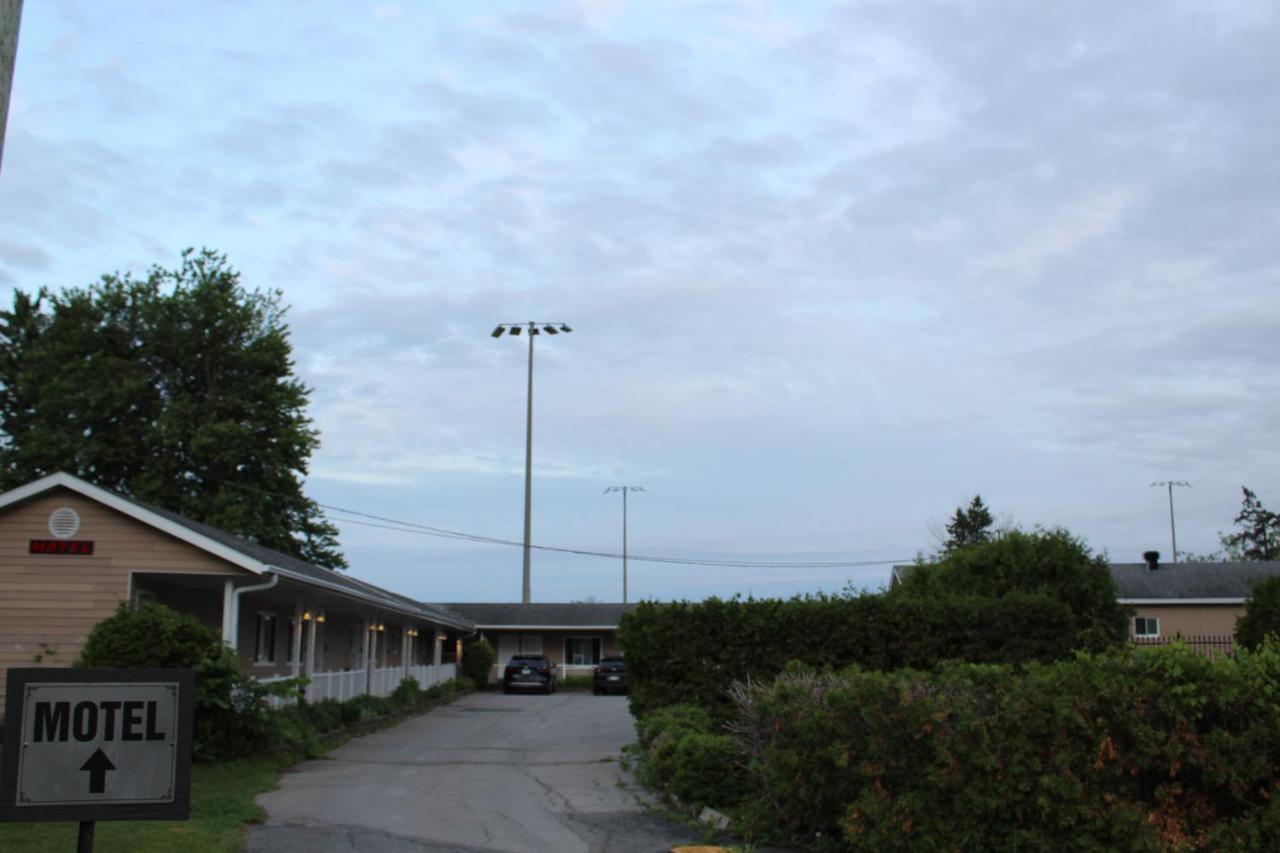 Hotel Le Marigot à Vaudreuil-Dorion Extérieur photo